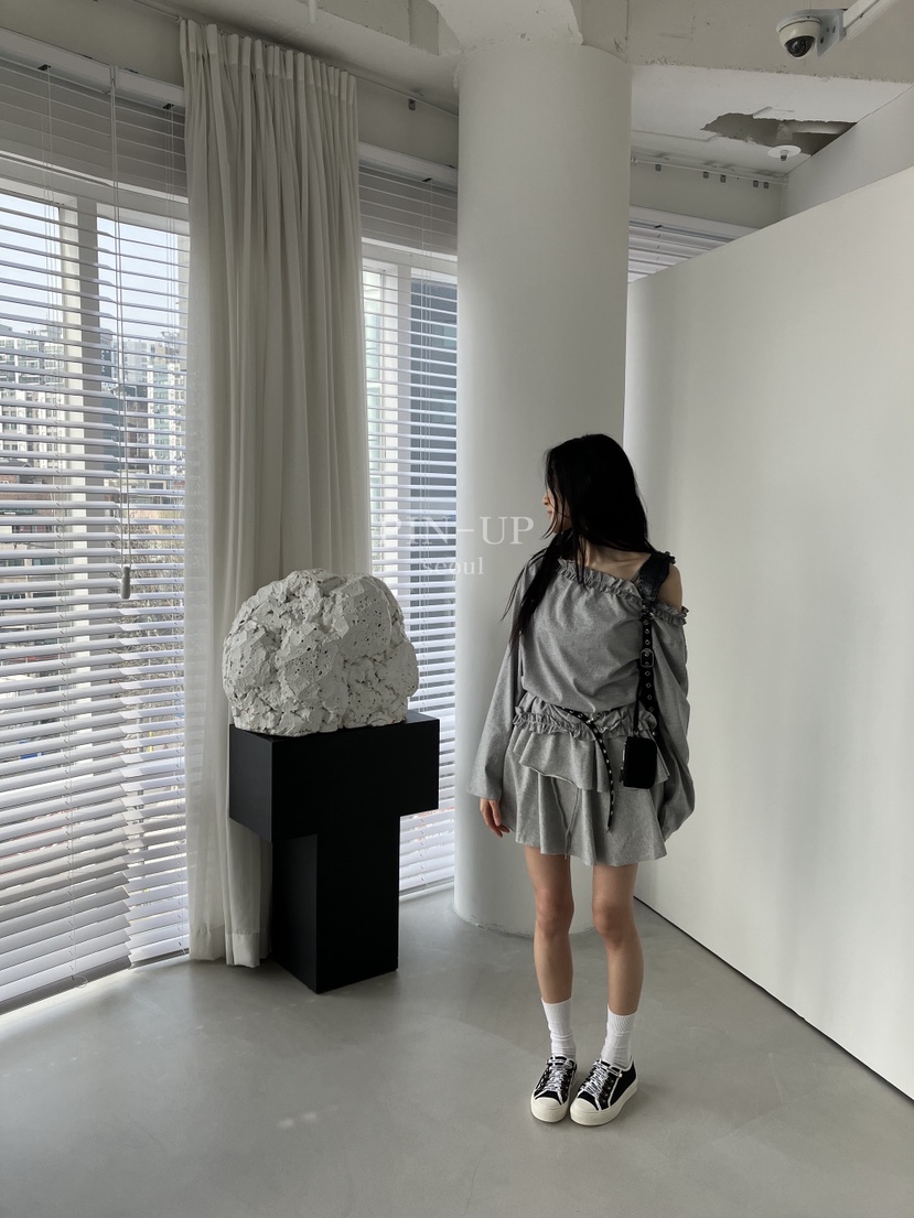 PIN-UP韓國代購女裝新款26春夏職業人氣推薦長袖T恤荷葉邊PIN-UP長袖T恤