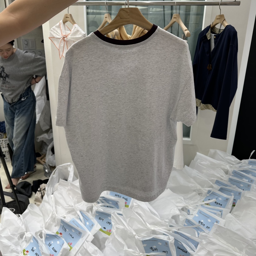 OURMOMENT韓國代購女士新款職業休閑熱賣時尚推薦人氣T恤OURMOMENTT恤