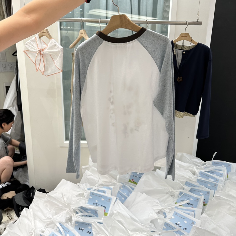 OURMOMENT韓國代購女裝新品推薦時尚休閑職業26春夏長袖T恤OURMOMENT長袖T恤