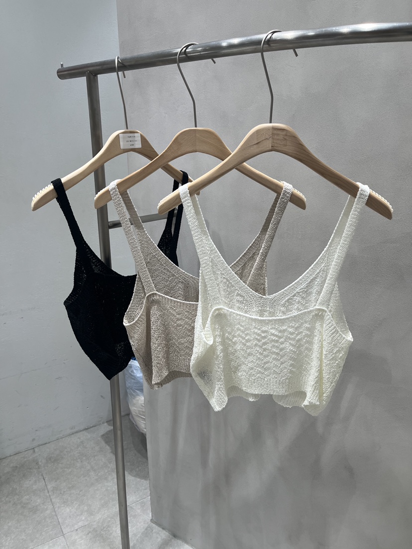 EVERCOMMERCE METICULOUSLY DESIGNED韓國東大門直郵女裝新品人氣吊帶背心奶油色EVERCOMMERCE METICULOUSLY DESIGNED吊帶/背心