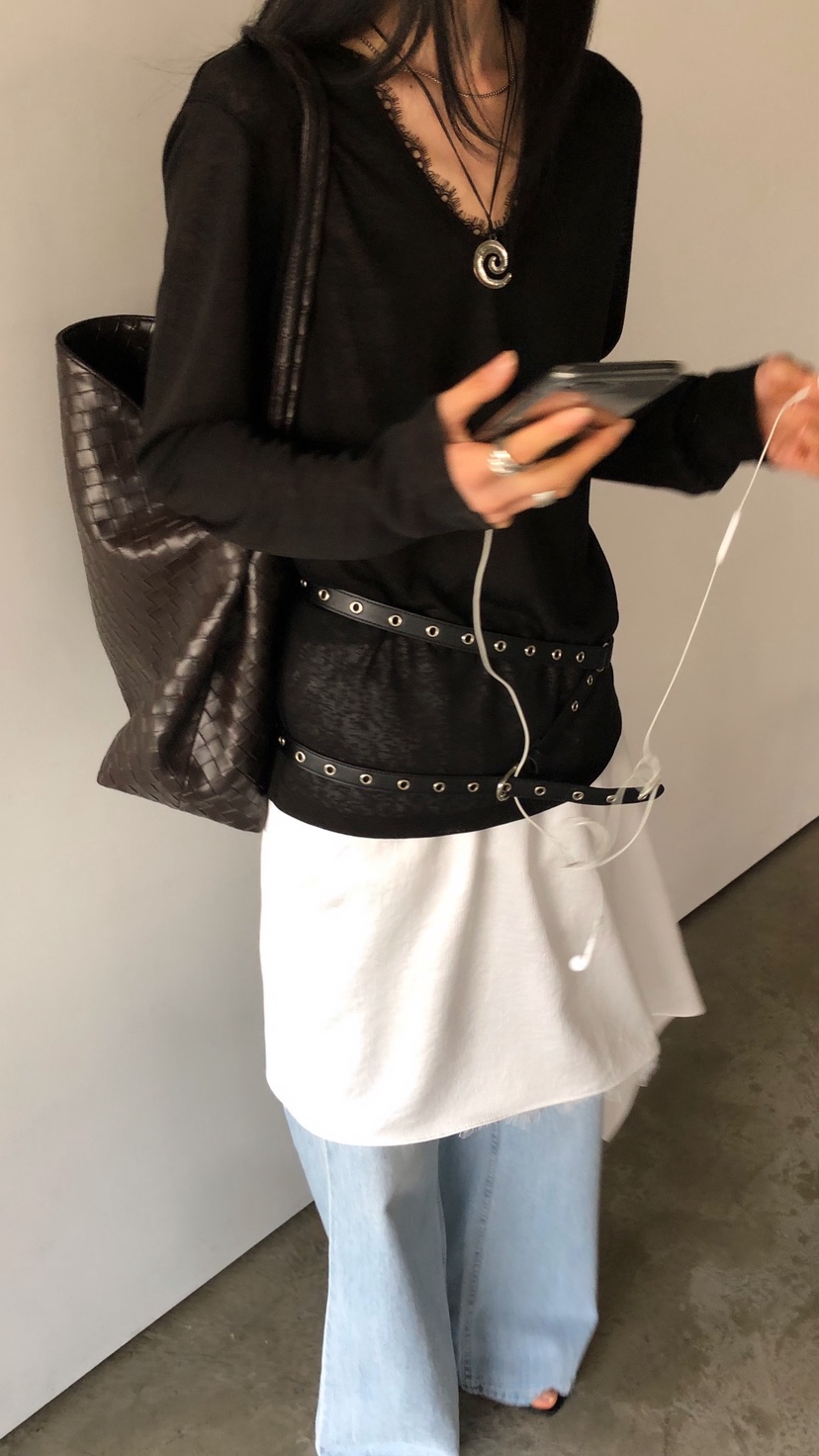 OVER RICH韓國東大門代購女士新款人氣26春夏長袖T恤V領蕾絲OVER RICH長袖T恤