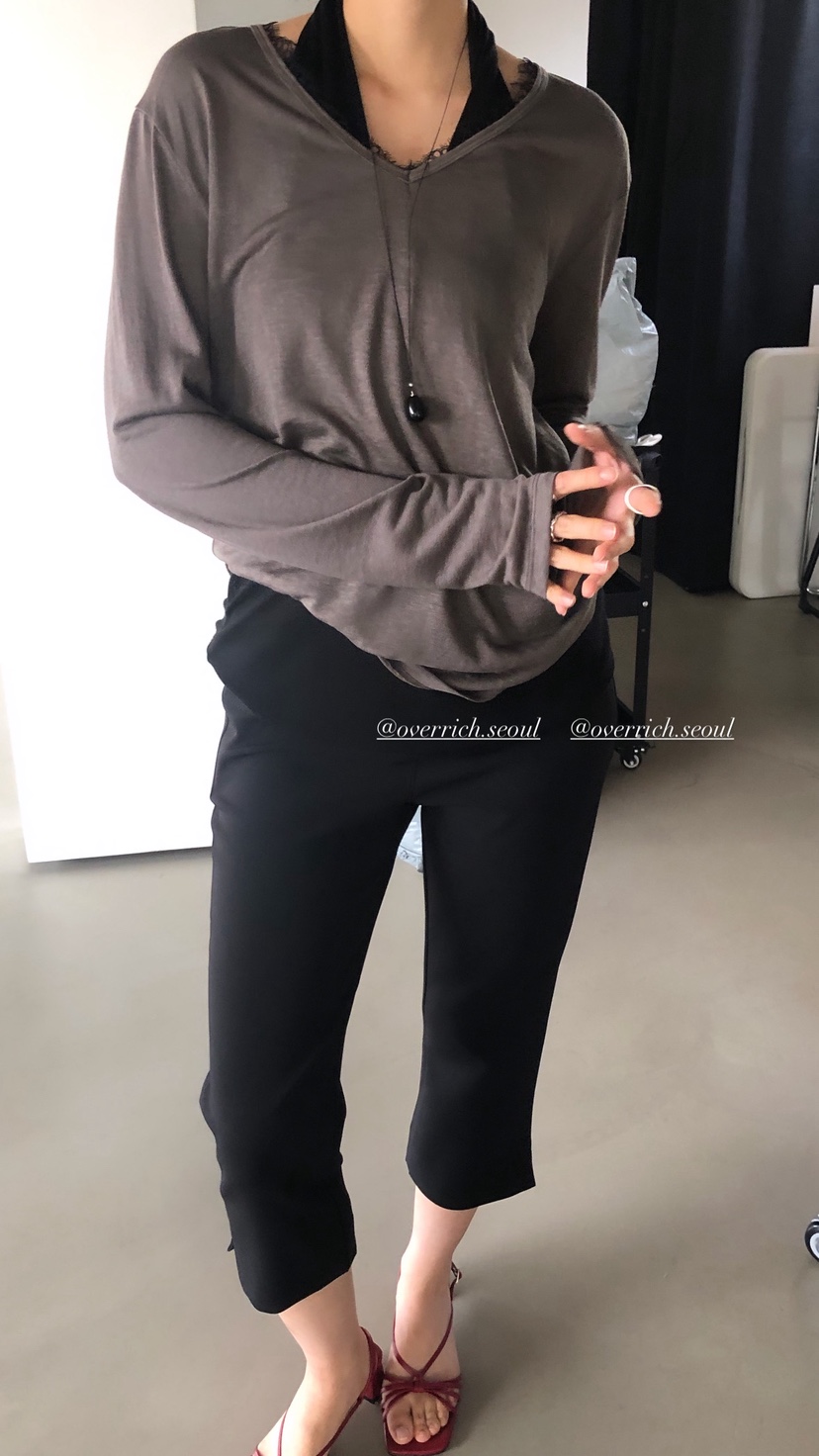 OVER RICH韓國東大門代購女士新款人氣26春夏長袖T恤V領蕾絲OVER RICH長袖T恤