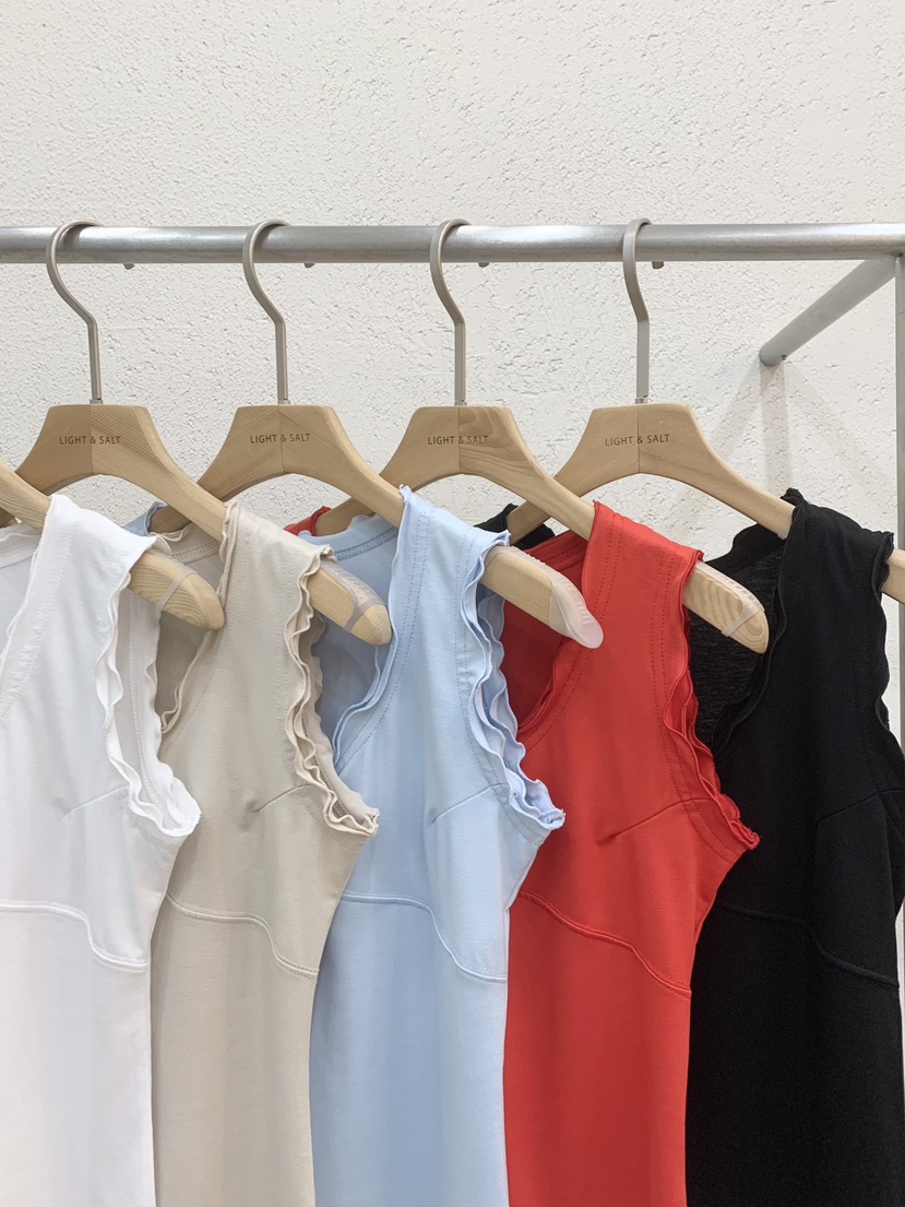 LIGHT AND SALT韓國東大門代購女裝新品26春夏吊帶背心含胸花LIGHT AND SALT吊帶/背心