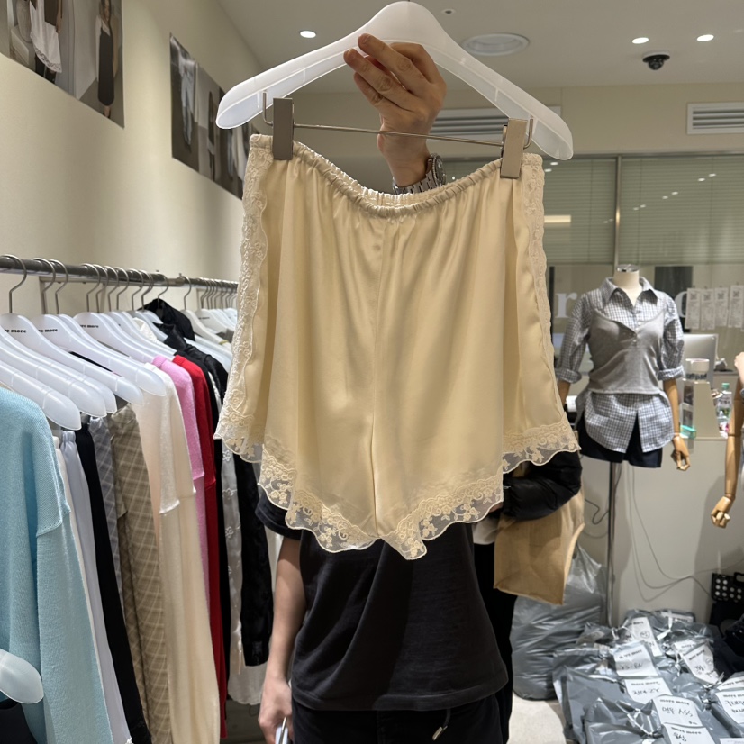 MOREMORE韓國東大門直郵女士新品熱賣人氣推薦短褲蕾絲緞面more more短褲