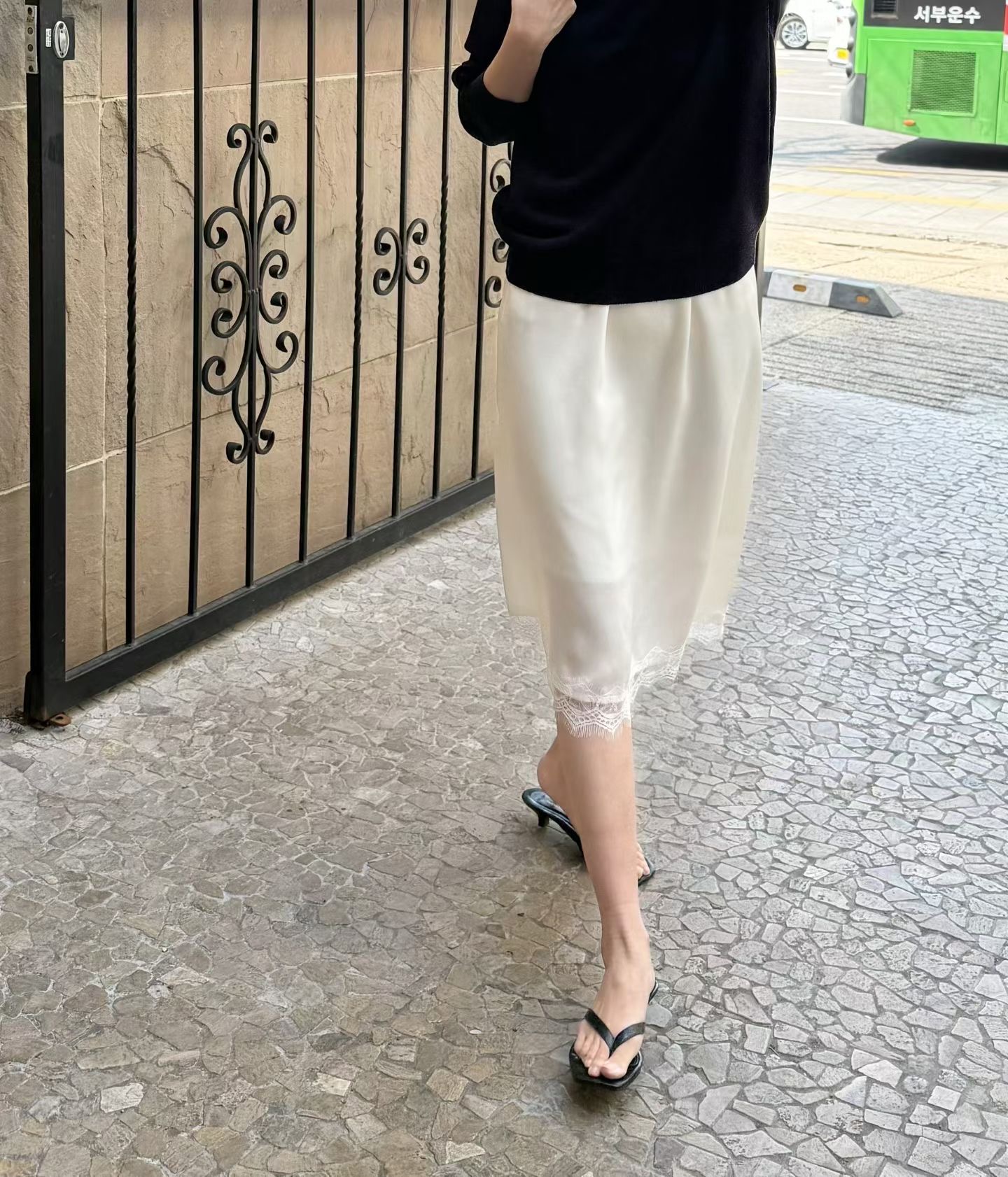 SLEEK-슬릭-OT韓國東大門代購女裝新品人氣半身裙中短裙蕾絲緞面SLEEK半身裙/中短裙圖色1