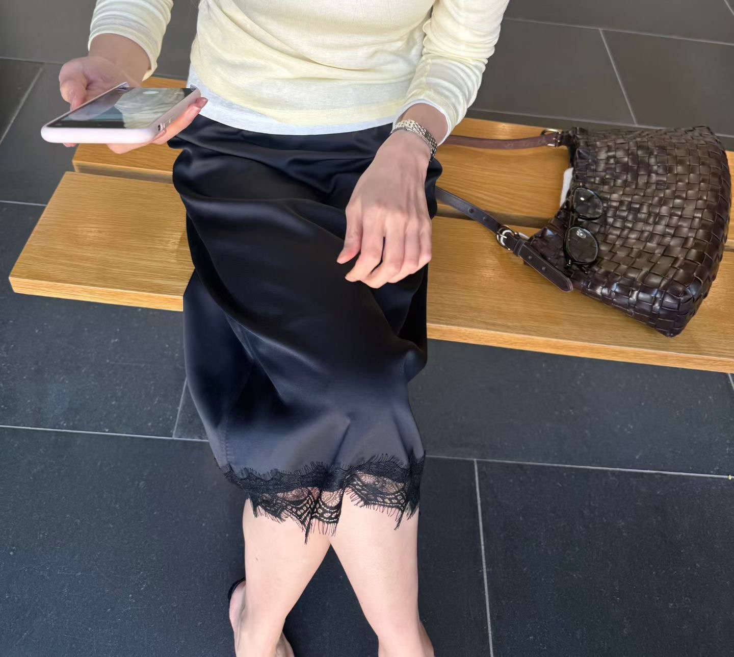 SLEEK-슬릭-OT韓國東大門代購女裝新品人氣半身裙中短裙蕾絲緞面SLEEK半身裙/中短裙圖色2