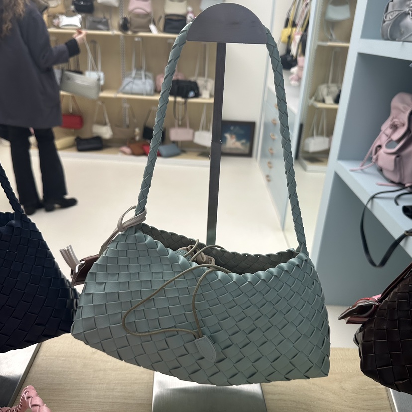 LEONIE韓國直郵女裝新款26春夏時尚熱賣單肩斜跨包不含飾品LEONIE單肩/斜跨包圖色2