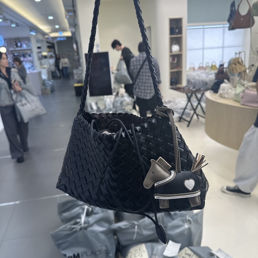 LEONIE韓國直郵女裝新款26春夏時尚熱賣單肩斜跨包不含飾品LEONIE單肩/斜跨包圖色5黑色