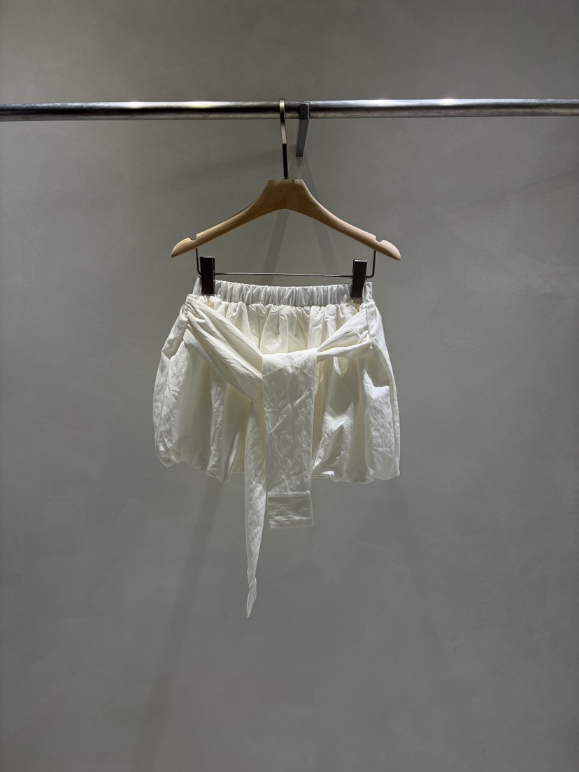 TOO HOT韓國東大門直郵女裝新款26春夏職業短裙系帶花朵TOO HOT短裙圖色1