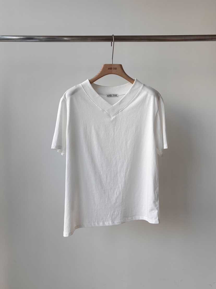 AND THE韓國東大門直郵女裝新品人氣時尚休閑推薦T恤V領AND THET恤圖色2