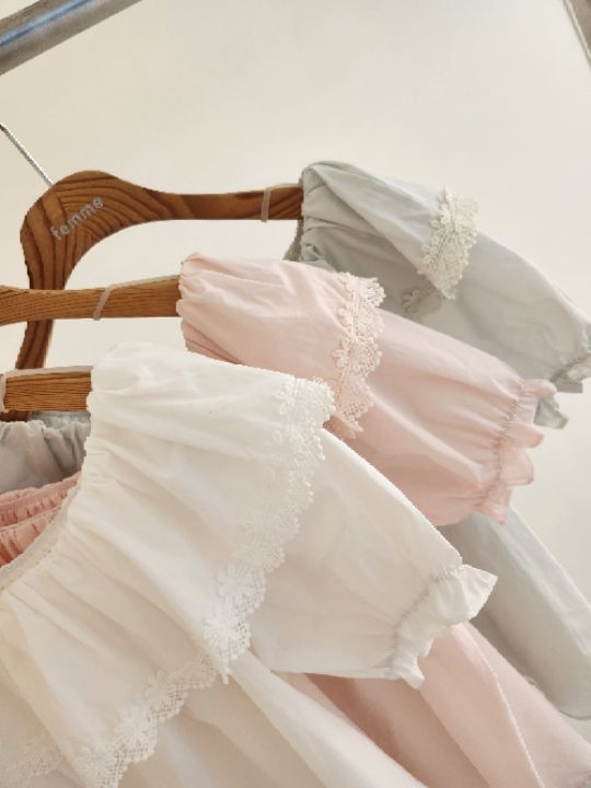 FEMME韓國東大門直郵女裝新款熱賣26春夏襯衫蕾絲衫荷葉邊露肩FEMME襯衫/蕾絲衫