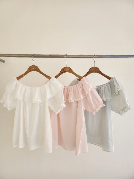 FEMME韓國東大門直郵女裝新款熱賣26春夏襯衫蕾絲衫荷葉邊露肩FEMME襯衫/蕾絲衫