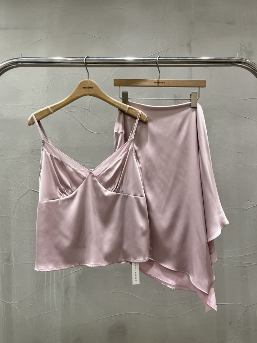 INSSENSE-A韓國直郵女士新品推薦半身裙中短裙不對稱緞面INSSENSE-A半身裙/中短裙