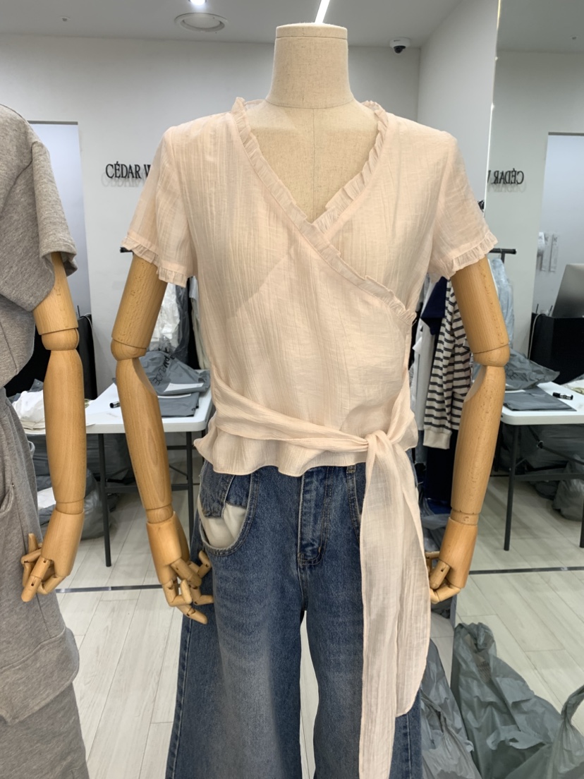 CEDARWOOD韓國東大門代購女裝新品推薦26春夏襯衫蕾絲衫荷葉邊CEDAR WOOD襯衫/蕾絲衫圖色2