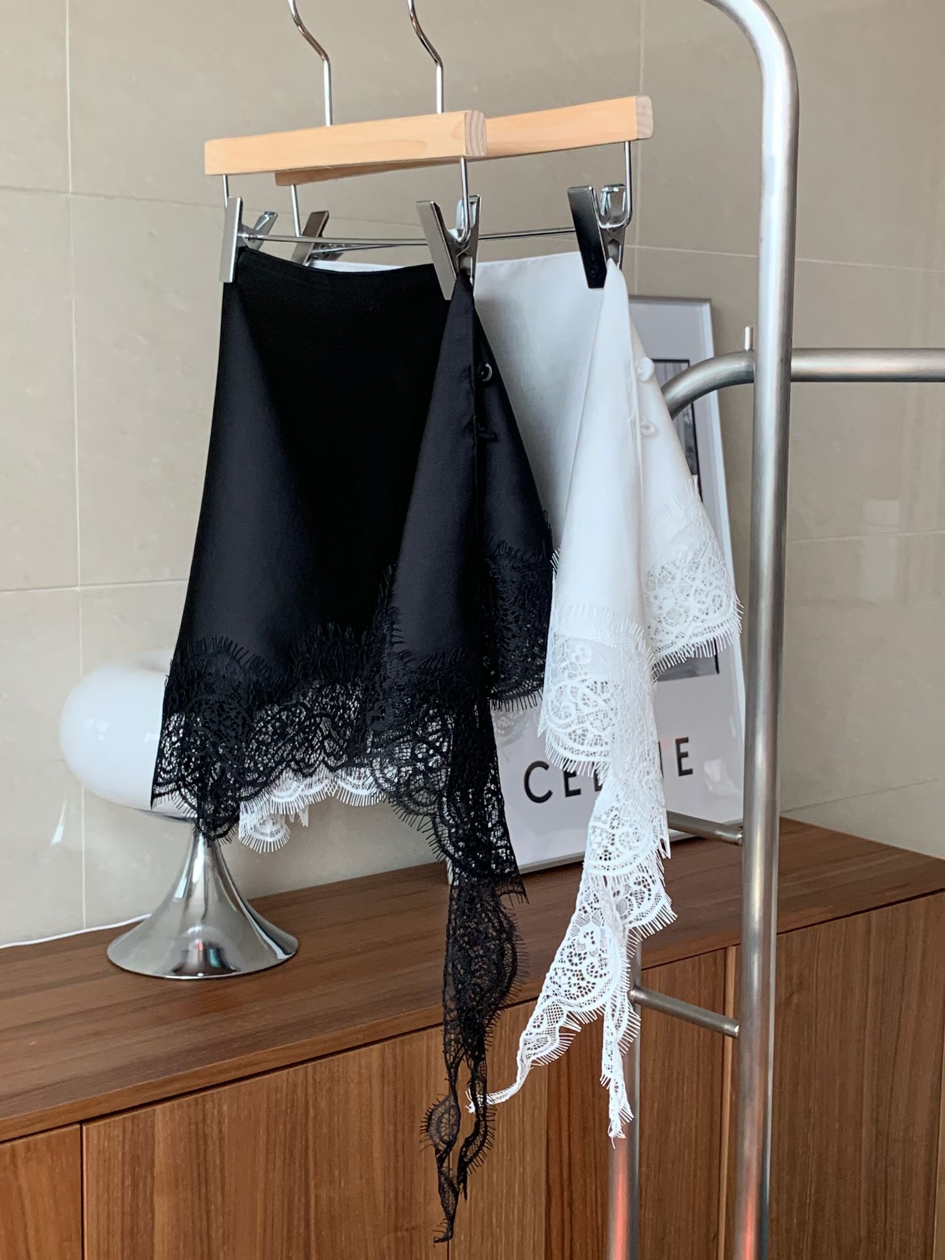 TINT韓國代購女裝新款休閑人氣時尚熱賣短裙蕾絲圍巾緞面TINT短裙