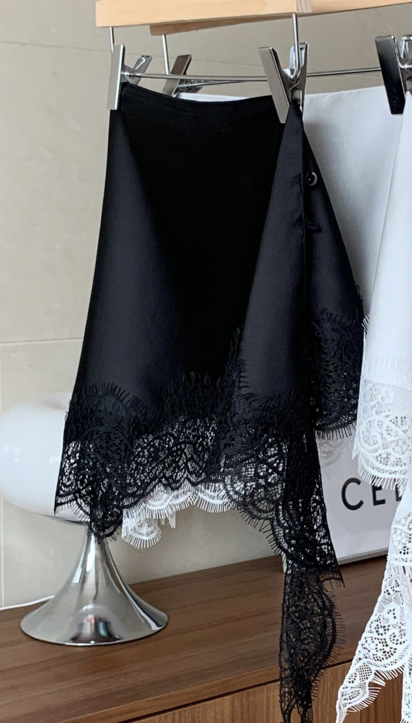 TINT韓國代購女裝新款休閑人氣時尚熱賣短裙蕾絲圍巾緞面TINT短裙圖色2