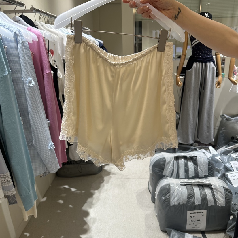 MOREMORE韓國直郵女士新品26春夏推薦時尚職業短褲蕾絲緞面more more短褲