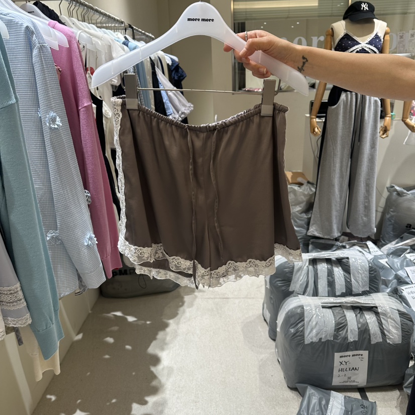 MOREMORE韓國直郵女士新品26春夏推薦時尚職業短褲蕾絲緞面more more短褲圖色2