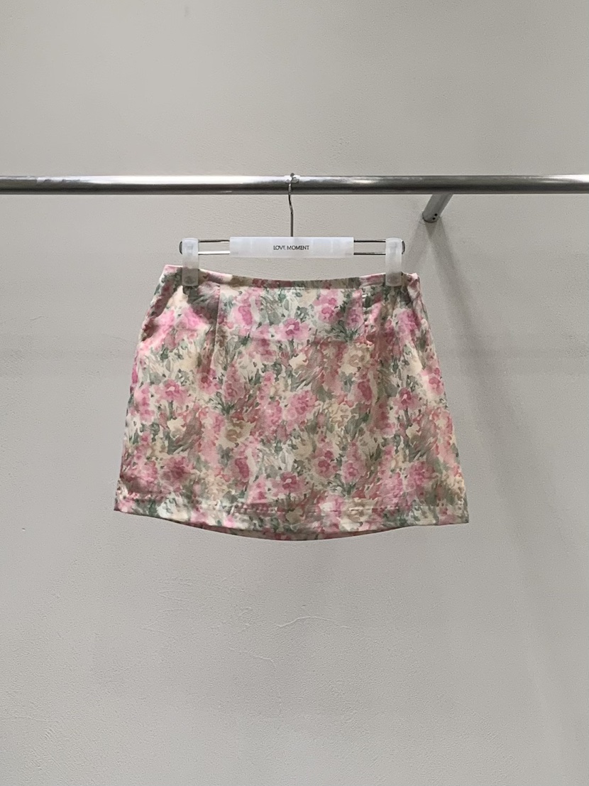 LOVE MOMENT東大門代購女士新品推薦時尚職業休閑短裙花朵LOVE MOMENT短裙圖色1