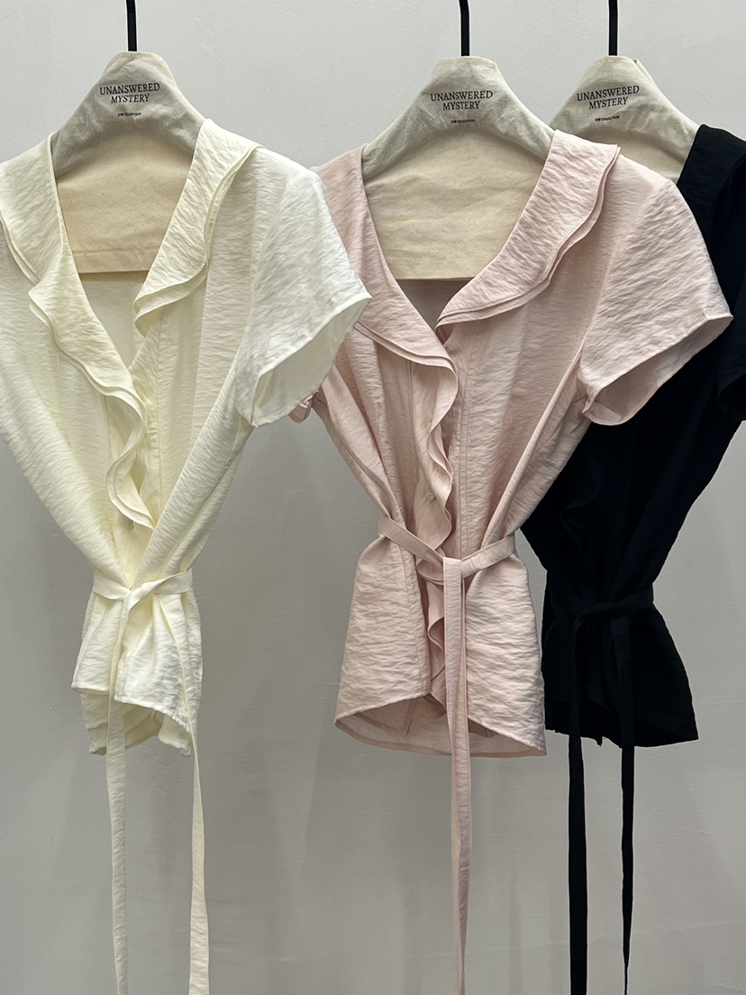 UNANSWERED-MYSTERY/FIFO韓國直郵女裝新品職業襯衫蕾絲衫含腰繩荷葉邊UNANSWERED-MYSTERY/FIFO襯衫/蕾絲衫