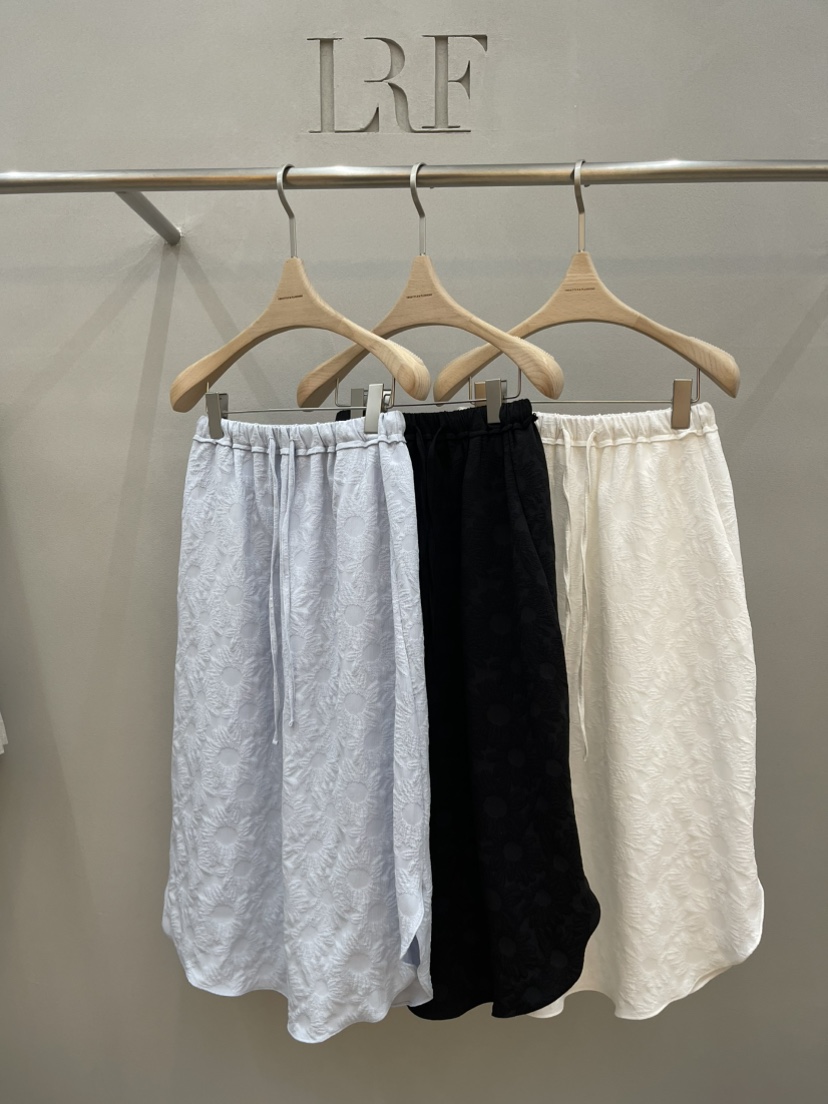 PLUS HONG-P韓國東大門直郵女裝新款推薦人氣半身裙中短裙LORA FAMILY/PLUS HONG半身裙/中短裙