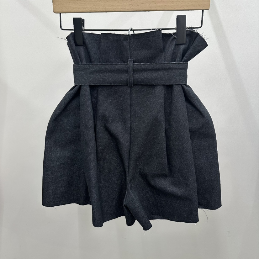 VENEFIT韓國直郵女裝新款熱賣職業時尚26春夏短褲含腰帶高腰VENEFIT/JENNIE短褲