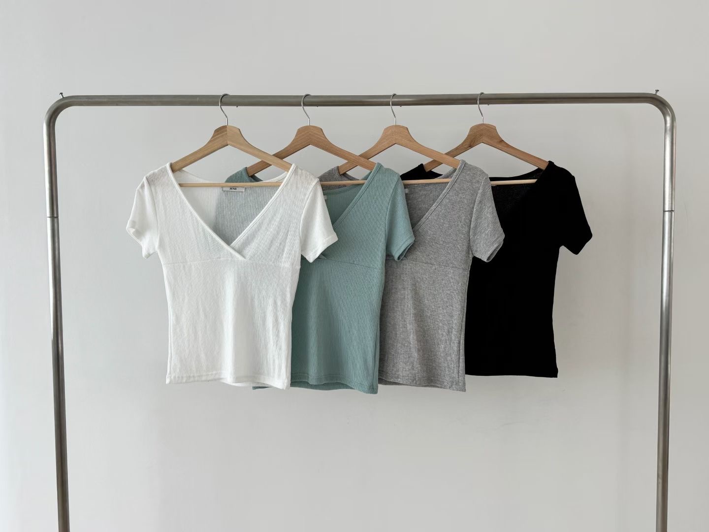 JUNO東大門直郵女士新款推薦人氣休閑熱賣26春夏時尚T恤V領JUNOT恤圖色4左四色