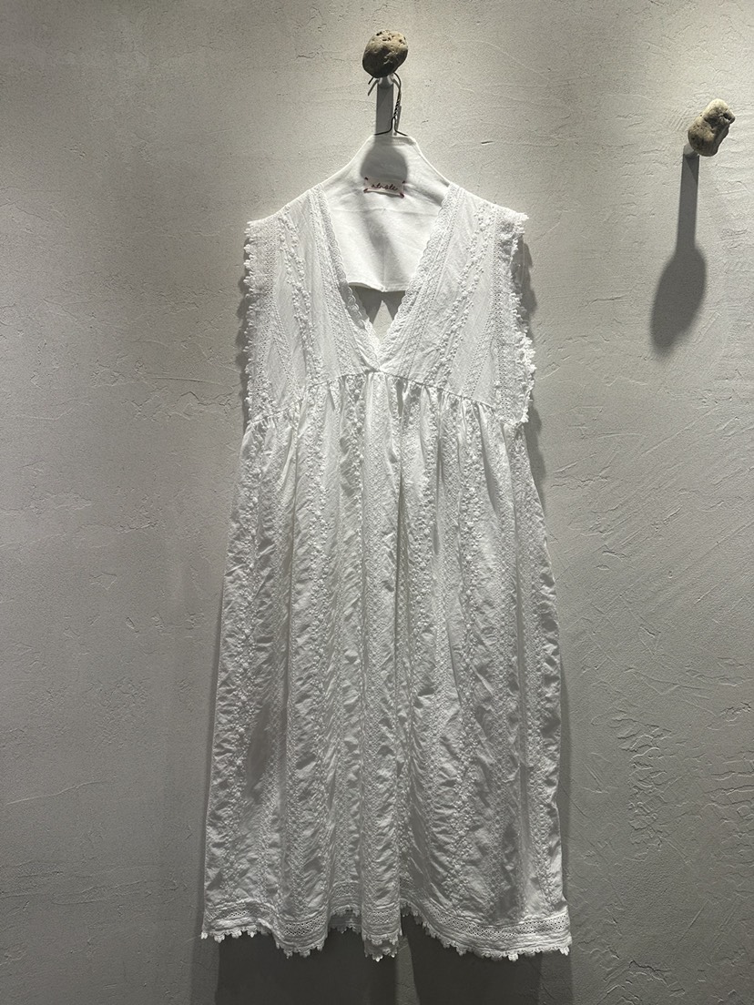 AT NOTE韓國直郵女士新款熱賣職業推薦休閑連衣裙V領多層AT NOTE連衣裙圖色1