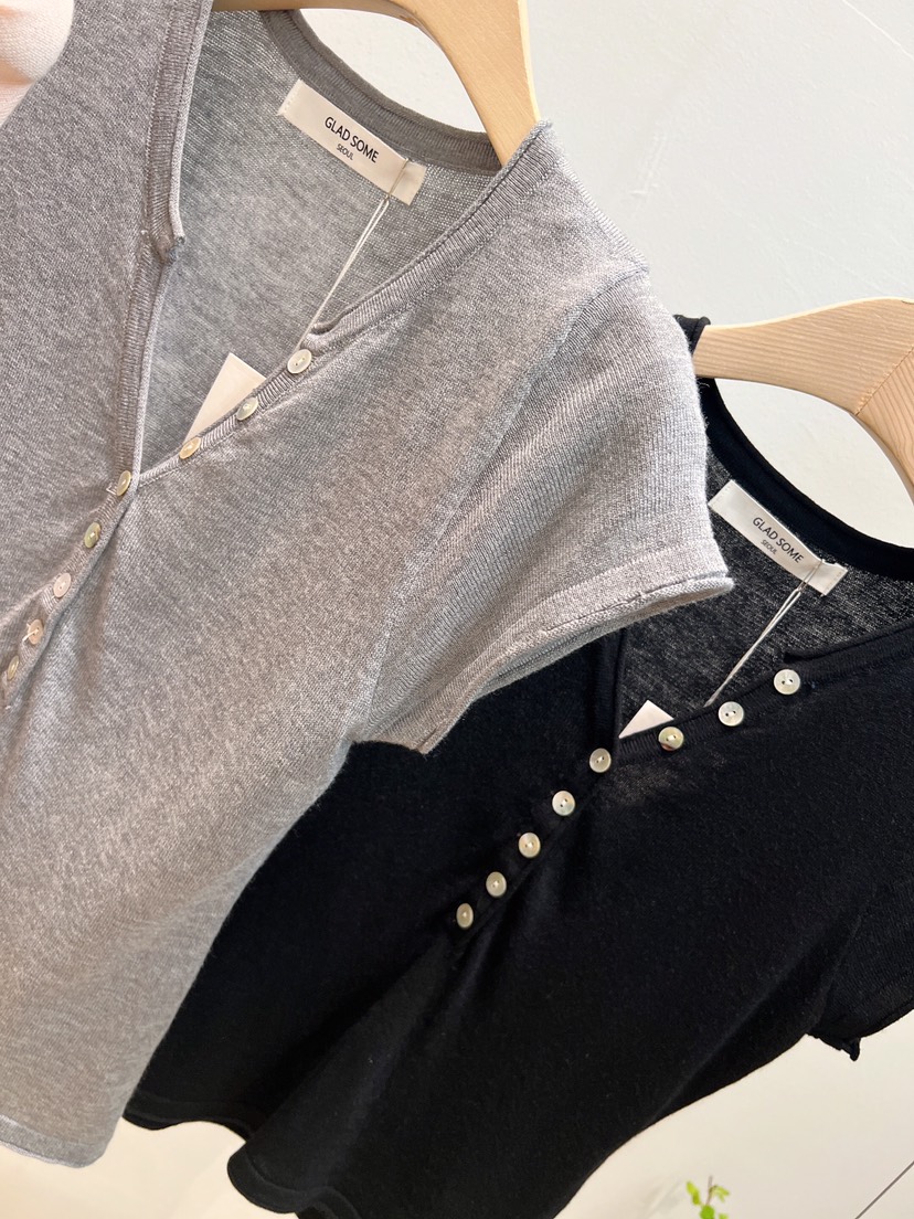 GLAD SOME東大門實拍韓國女裝新品職業熱賣推薦T恤V領紐扣GLAD SOMET恤