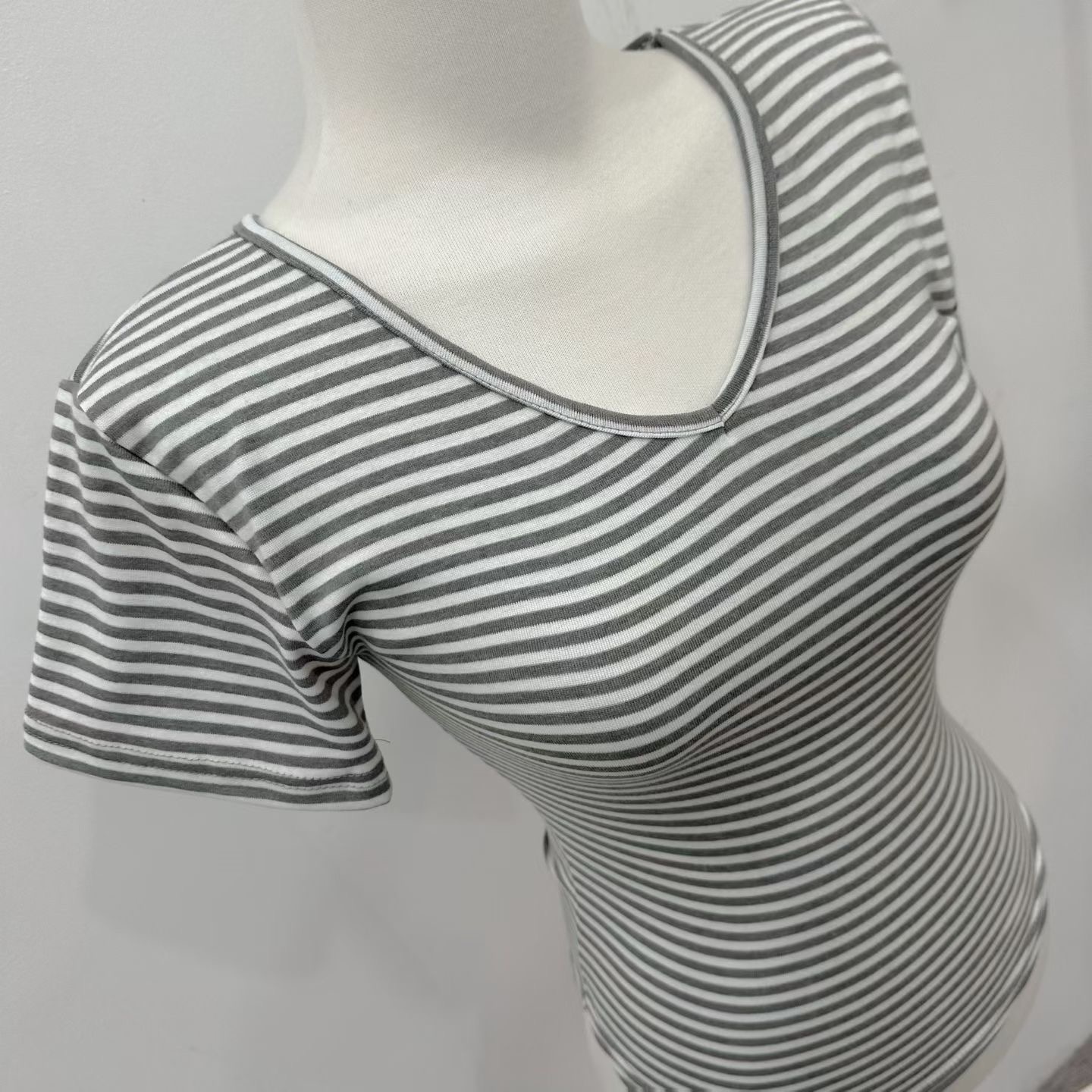 ISABELLA東大門直郵女裝新款熱賣時尚真品推薦T恤V領條紋ISABELLAT恤