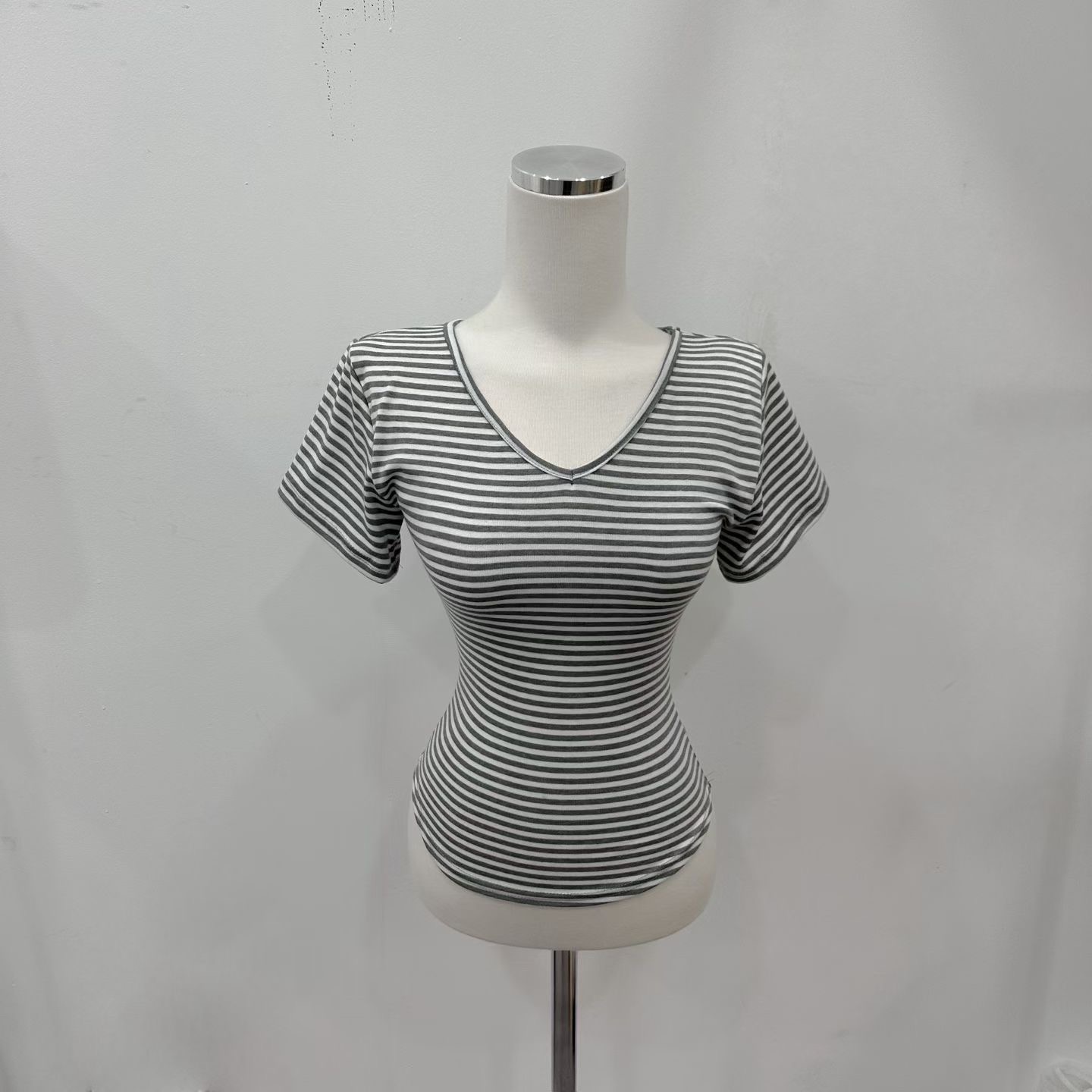 ISABELLA東大門直郵女裝新款熱賣時尚真品推薦T恤V領條紋ISABELLAT恤圖色1