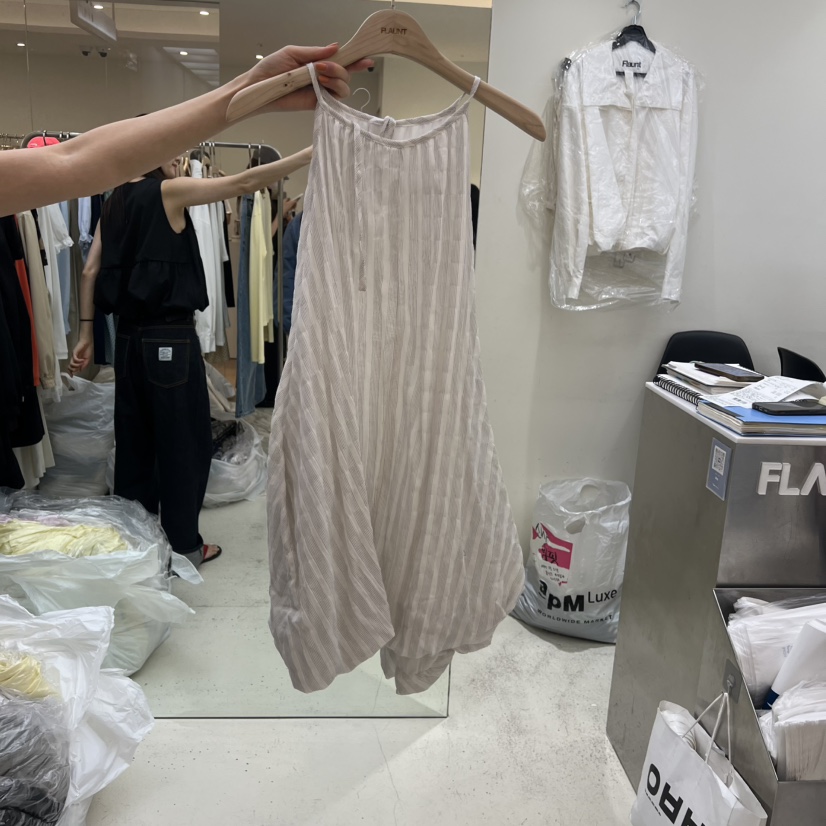 FLAUNT韓國東大門直郵女士新品26春夏26夏季連衣裙不對稱FLAUNT連衣裙圖色1