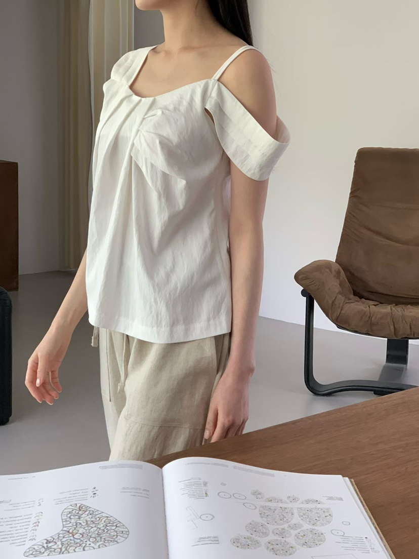 BINUS東大門實拍韓國女裝新款人氣時尚襯衫蕾絲衫不對稱褶皺BINUS襯衫/蕾絲衫