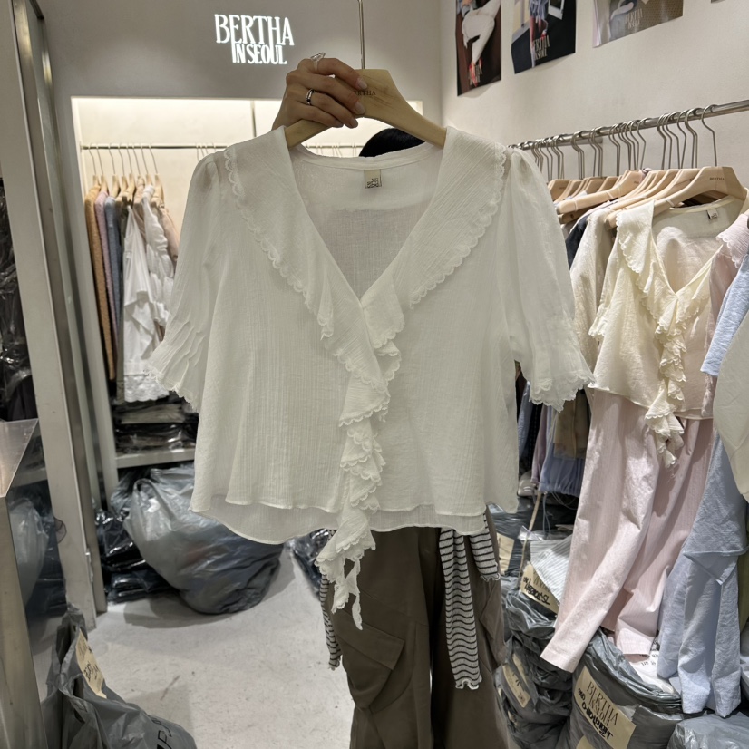 BERTHA東大門實拍韓國女裝新品熱賣襯衫蕾絲衫荷葉邊褶裥BERTHA襯衫/蕾絲衫圖色1