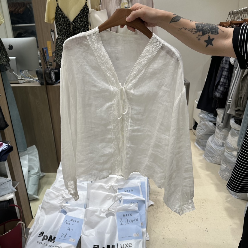 MELO東大門實拍韓國女裝新品職業休閑襯衫蕾絲衫蕾絲絲帶MELO襯衫/蕾絲衫圖色2