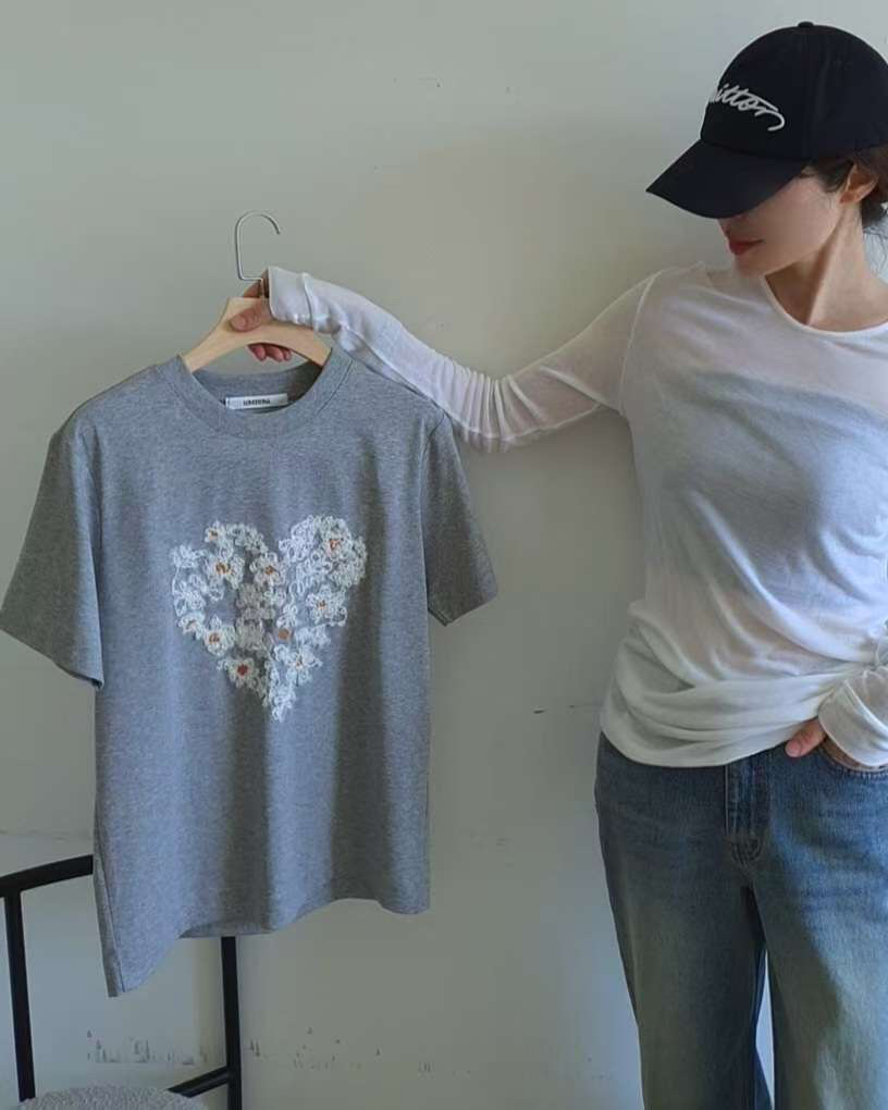 GENTLE B/LOVENTINA韓國直郵女士新品時尚T恤不含內搭刺繡花朵GENTLE B/LOVENTINAT恤
