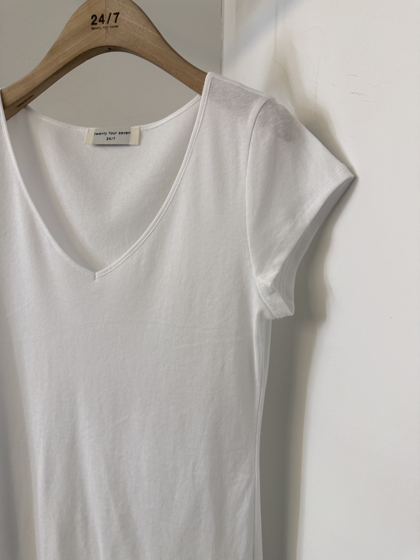 TWENTY FOUR SEVEN24-7韓國東大門直郵女裝新品26夏季T恤V領深VTEWNTY FOUR SEVEN24-7T恤