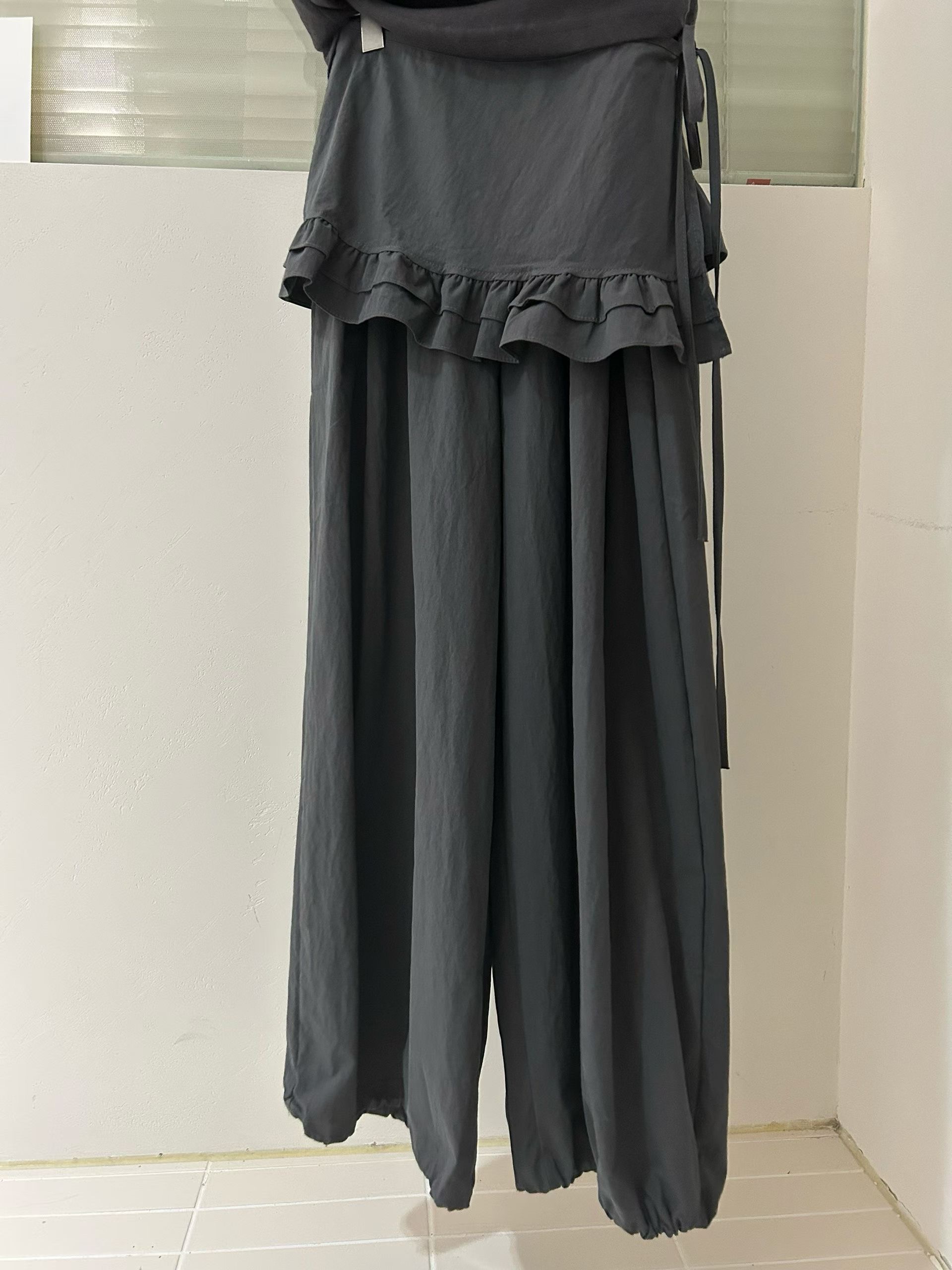 LA KERR韓國代購女士新品26夏季職業時尚推薦裙褲荷葉邊緞LA KERR裙褲圖色1
