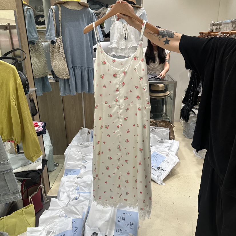 MELO東大門實拍韓國女裝新品人氣熱賣職業連衣裙花朵開衩MELO連衣裙