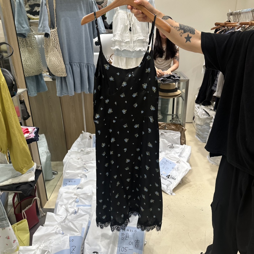 MELO東大門實拍韓國女裝新品人氣熱賣職業連衣裙花朵開衩MELO連衣裙圖色2