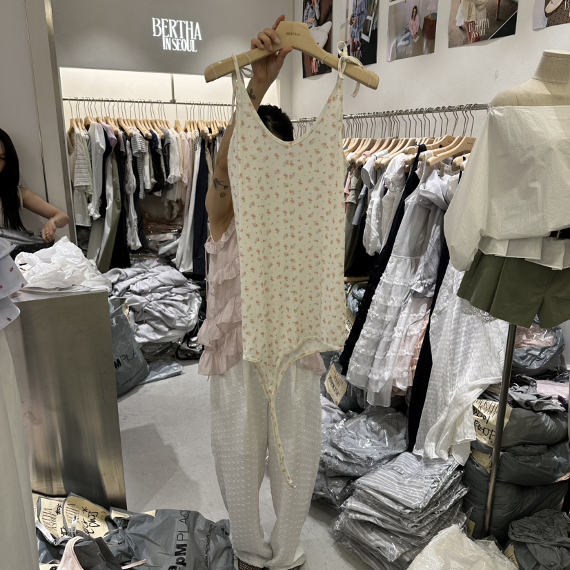 BERTHA韓國東大門代購女士新款26春夏休閑吊帶背心花朵緞BERTHA吊帶/背心圖色1