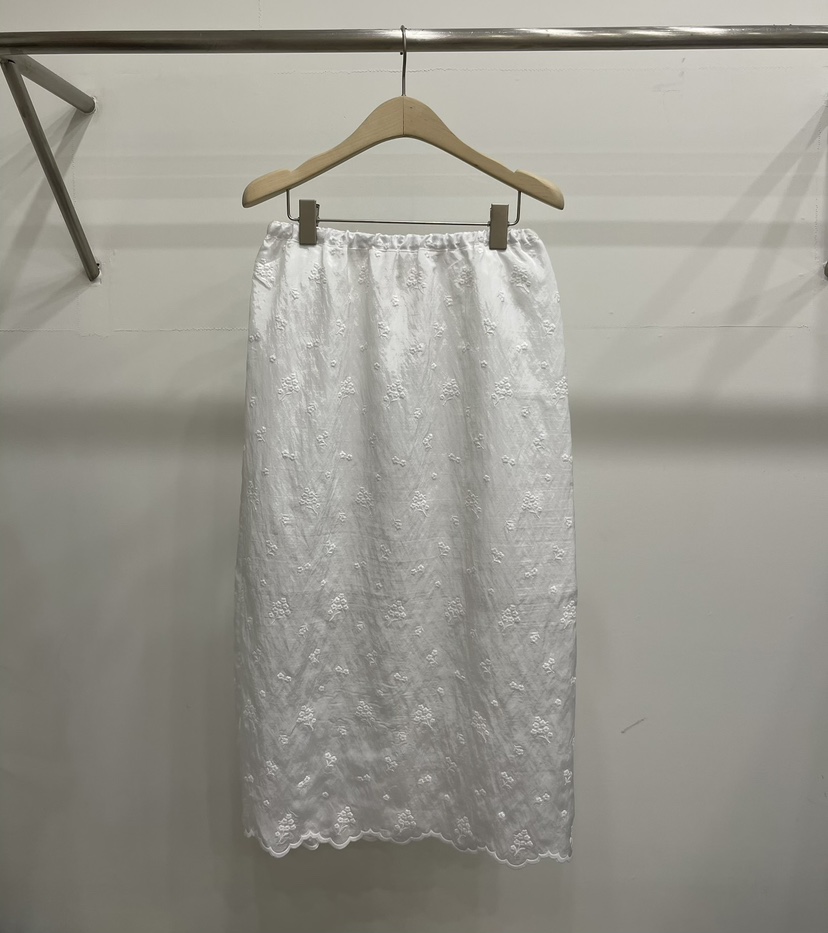 FIFTY韓國直郵實拍女士新品人氣推薦26夏季時尚長裙刺繡緞面FIFTY長裙圖色1