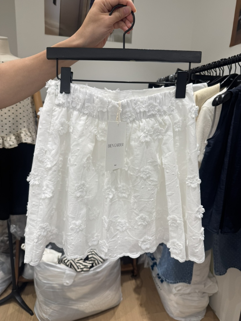 BIEN GARDER韓國直郵實拍女裝新品人氣時尚推薦短裙花朵BIEN GARDER短裙