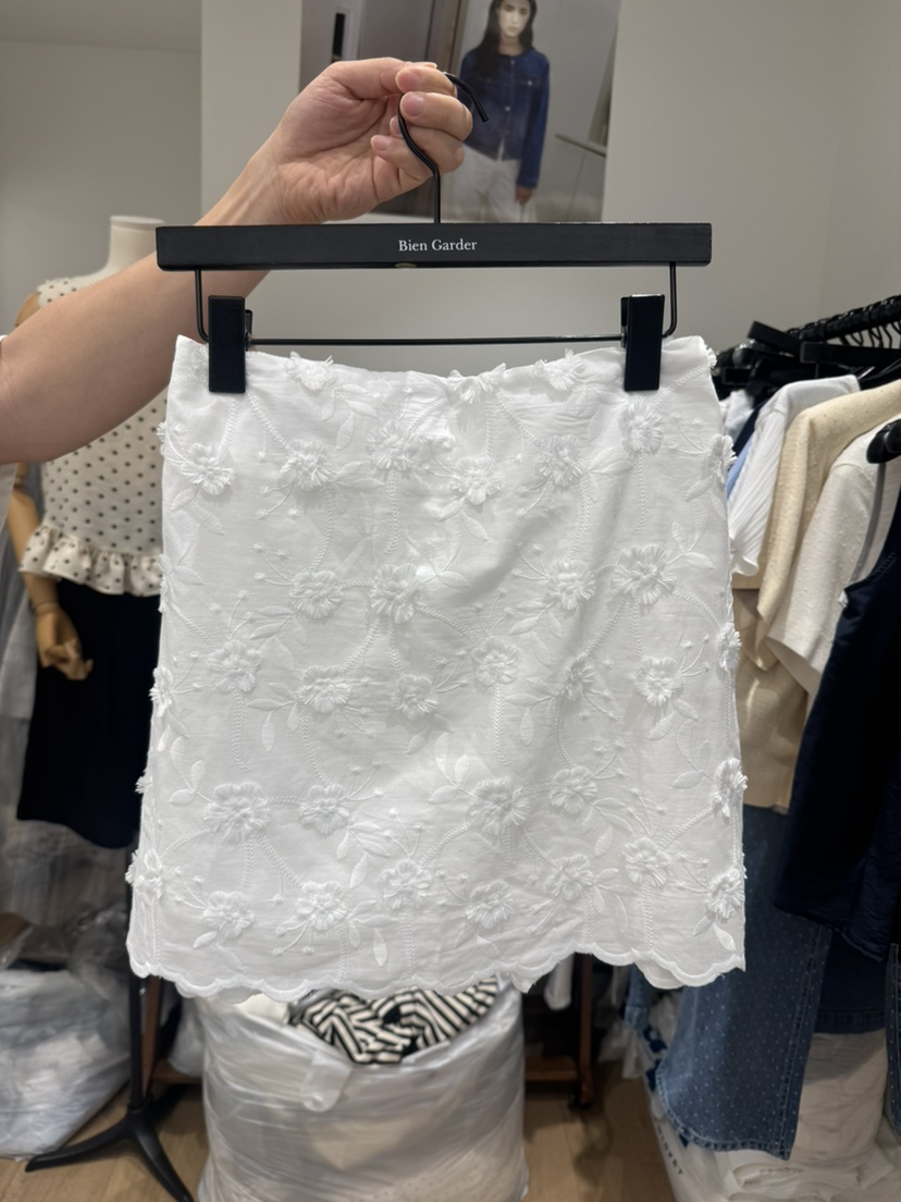 BIEN GARDER韓國直郵實拍女裝新品人氣時尚推薦短裙花朵BIEN GARDER短裙圖色1