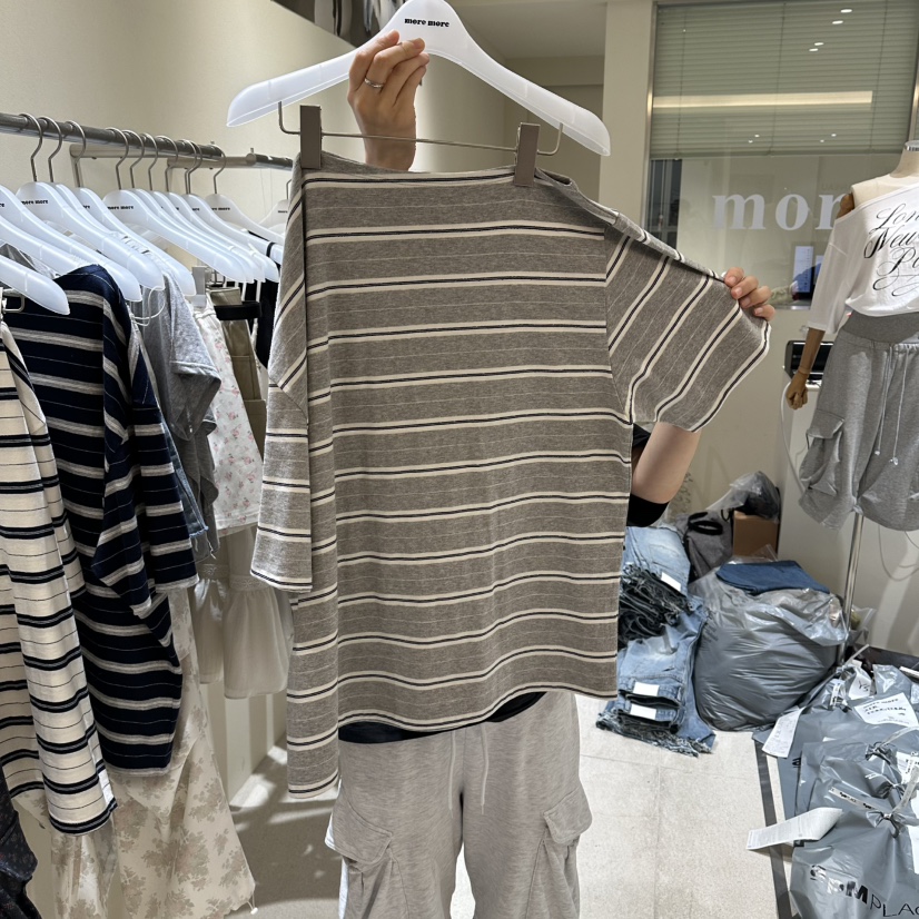 MOREMORE韓國直郵實拍女士新品人氣26夏季休閑T恤露肩條紋more moreT恤圖色2