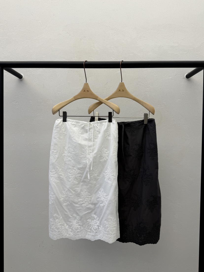 AUTUMN BEIGE-Q韓國東大門直郵女士新品休閑半身裙中短裙刺繡A.b/AUTUMN BEIGE半身裙/中短裙