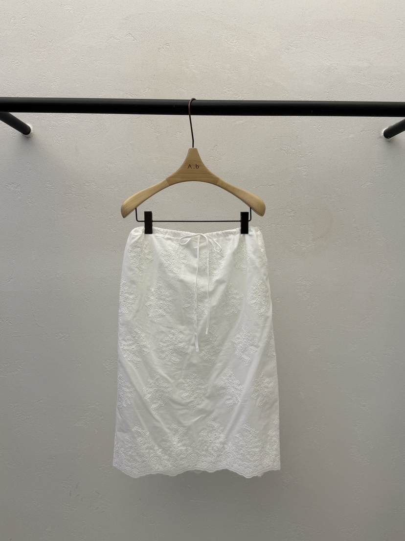 AUTUMN BEIGE-Q韓國東大門直郵女士新品休閑半身裙中短裙刺繡A.b/AUTUMN BEIGE半身裙/中短裙圖色1