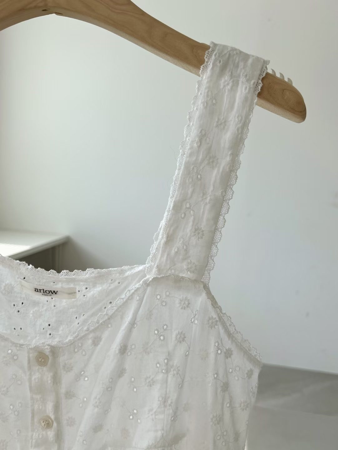ARLOW東大門直郵女裝新品推薦休閑時尚人氣吊帶背心刺繡柔軟ARLOW吊帶/背心