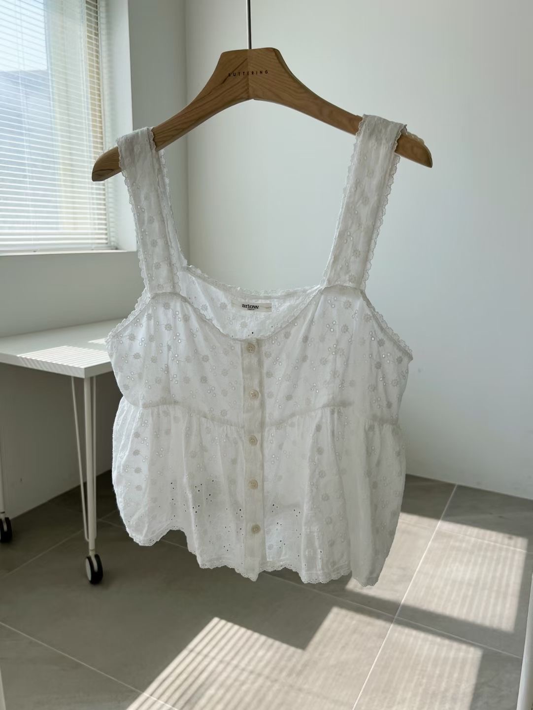 ARLOW東大門直郵女裝新品推薦休閑時尚人氣吊帶背心刺繡柔軟ARLOW吊帶/背心圖色1