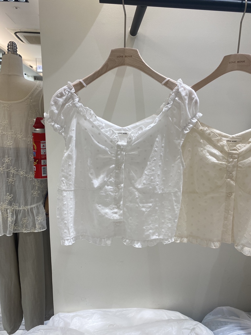 LOVE ROSIE東大門代購女士新品時尚襯衫蕾絲衫刺繡花朵褶皺LOVE ROSIE襯衫/蕾絲衫圖色2